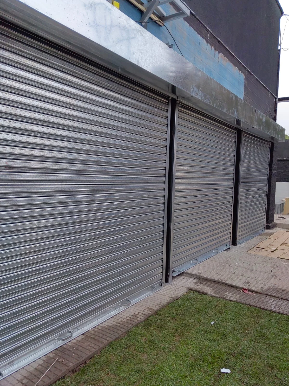 Cortinas metálicas enrollables instaladas en locales comerciales